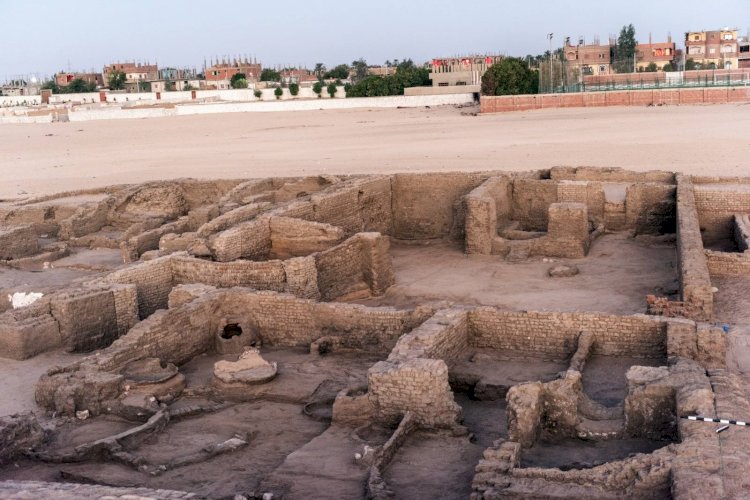 الكشف عن مدينة سكنية من القرن الثامن عشر وجبانة قبطية أسفلها بموقع شيخ العرب همام بمحافظة قنا