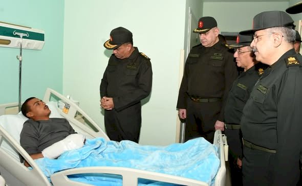وزير الدفاع يزور عدد من المصابين بمجمع الجلاء الطبى للقوات المسلحة
