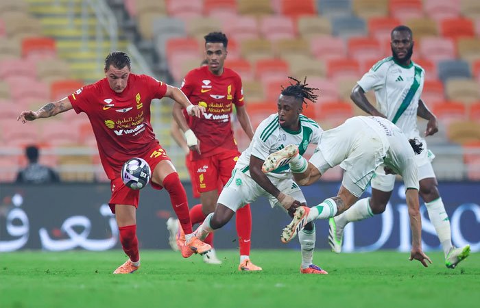 الأهلي ضيفًا ثقيلاً على القادسية لمطاردة النصر على صدارة الدوري السعودي